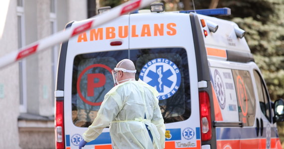 Lekarze i pielęgniarki mają pracować tylko w jednym miejscu w czasie epidemii koronawirusa - takie zalecenie do szpitali rozsyła Ministerstwo Zdrowia informując, że pracuje już nad zmianami w prawie, by ograniczyć prace personelu medycznego w kilku placówkach. Lekarze zwracają uwagę, że przypisanie ich do jednego miejsca to pacjenci bez opieki w innych placówkach i potężne dziury w grafikach.