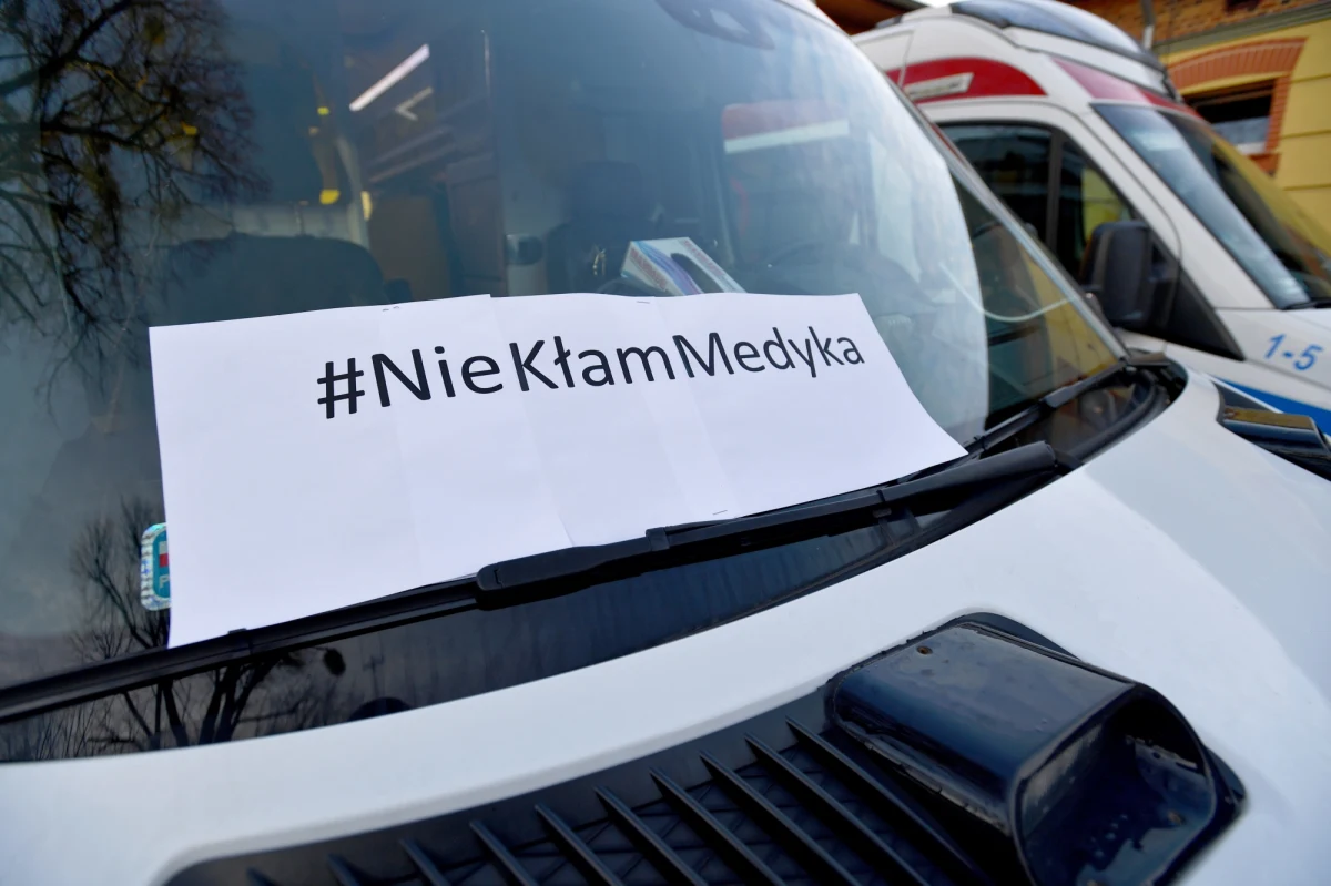 "Jeden z naszych kolegów jest na przymusowej kwarantannie. Okazało się, że udzielał pomocy osobie u której później wykryto zarażenie koronawirsuem. Przed kilka dni pracowaliśmy razem. Nie wiadomo, czy jest zarażony. My też nie wiemy, ale mamy pracować normalnie. Nie zrobiono nam żadnych testów, teoretycznie więc możemy zarażać kolejne osoby. Czy to jest normalne?" - informuje na Gorącą Linię jeden z ratowników medycznych. Nie jest to niestety jedyny taki sygnał, który dotarł do naszej redakcji. 