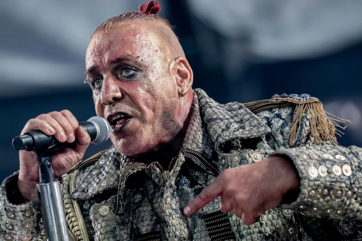 Wokalista kultowego zespołu rockowego Rammstein, Till Lindemann został zakażony koronawirusem. Przebywa na oddziale intensywnej terapii – podał niemiecki „Bild”.