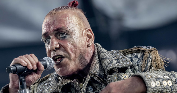 Wokalista kultowego zespołu rockowego Rammstein, Till Lindemann został zakażony koronawirusem. Przebywa na oddziale intensywnej terapii – podał niemiecki „Bild”.