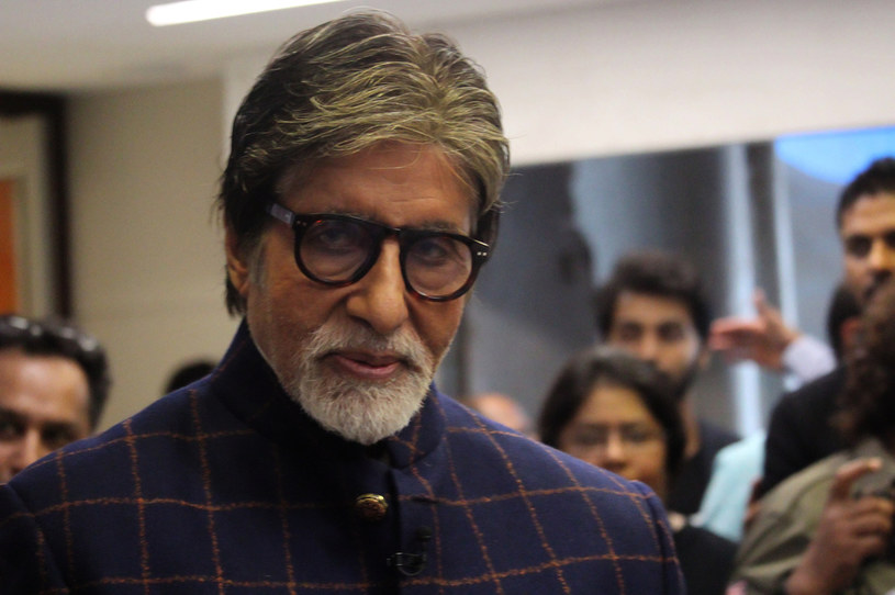 Po tym, jak pozytywny wynik dał jego test na obecność koronawirusa, legendarny bollywoodzki aktor Amitabh Bachchan został przyjęty 11 lipca do szpitala w Mumbaju. W niedzielę 2 sierpnia aktor poinformował, że został z niego wypisany. Ale tylko on.