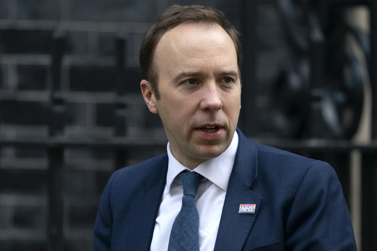 Brytyjski minister zdrowia Matt Hancock poinformował w piątek, że on również ma koronawirusa, choć objawy choroby są łagodne. Polityk przebywa obecnie na samoizolacji w domu.