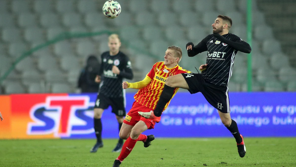 Rada nadzorcza Ekstraklasy SA, na wniosek wszystkich klubów, podjęła uchwałę o zasadach ograniczania wynagrodzenia piłkarzy w związku z nadzwyczajnymi okolicznościami w Polsce spowodowanymi przez pandemię koronawirusa.