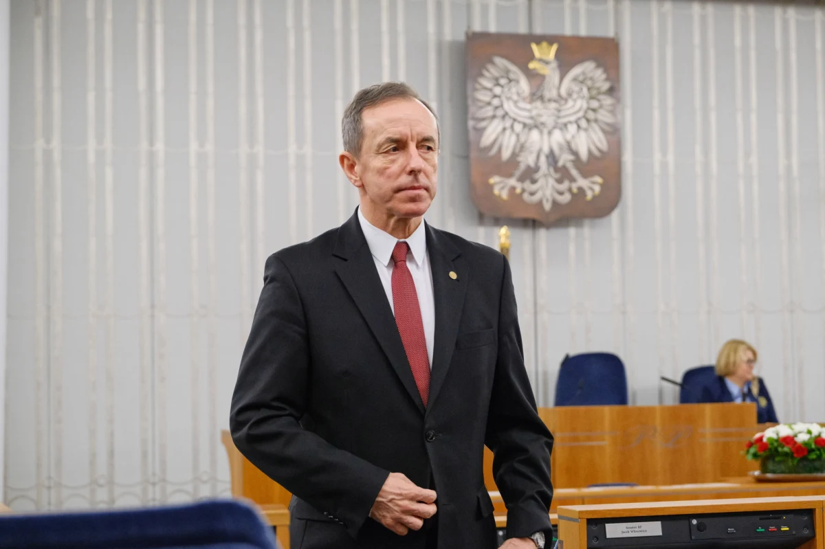 Marszałek Senatu oczekuje od Sejmu poprawienia tarczy antykryzysowej dla przedsiębiorców. Chce między innymi dodatkowych wynagrodzeń dla pracowników służby zdrowia i podniesienia granicy wieku dzieci, których rodzice będą mogli otrzymać zasiłek opiekuńczy. „Senat nie zbiera się po to, żeby bezrefleksyjnie zatwierdzić tarczę antykryzysową, tylko żeby ją zrobić maksymalnie dobrą i skuteczną w walce z epidemią i z jej skutkami. Jeżeli przedsiębiorcy dostaną to, co jest w wersji pierwotnej rządowej, to ich czekanie jest prawie na nic. (…) Nie chodzi tylko o epatowanie nazwą i domaganie się przyspieszenia, kiedy [w Sejmie – red.] zmarnowano 10 dni” – mówi Tomasz Grodzki w rozmowie  z dziennikarzem RMF FM Patrykiem Michalskim. Marszałek Senatu przyznaje też, że wszyscy senatorowie na najbliższym posiedzeniu dostaną pakiety ochronne z maseczką, rękawiczkami  i środkiem do odkażania. „Te środki będą z informacją, kiedy należy ich używać, bo to, co się działo w Sejmie, trochę nie bardzo przystawało do powagi parlamentu” – dodaje. 