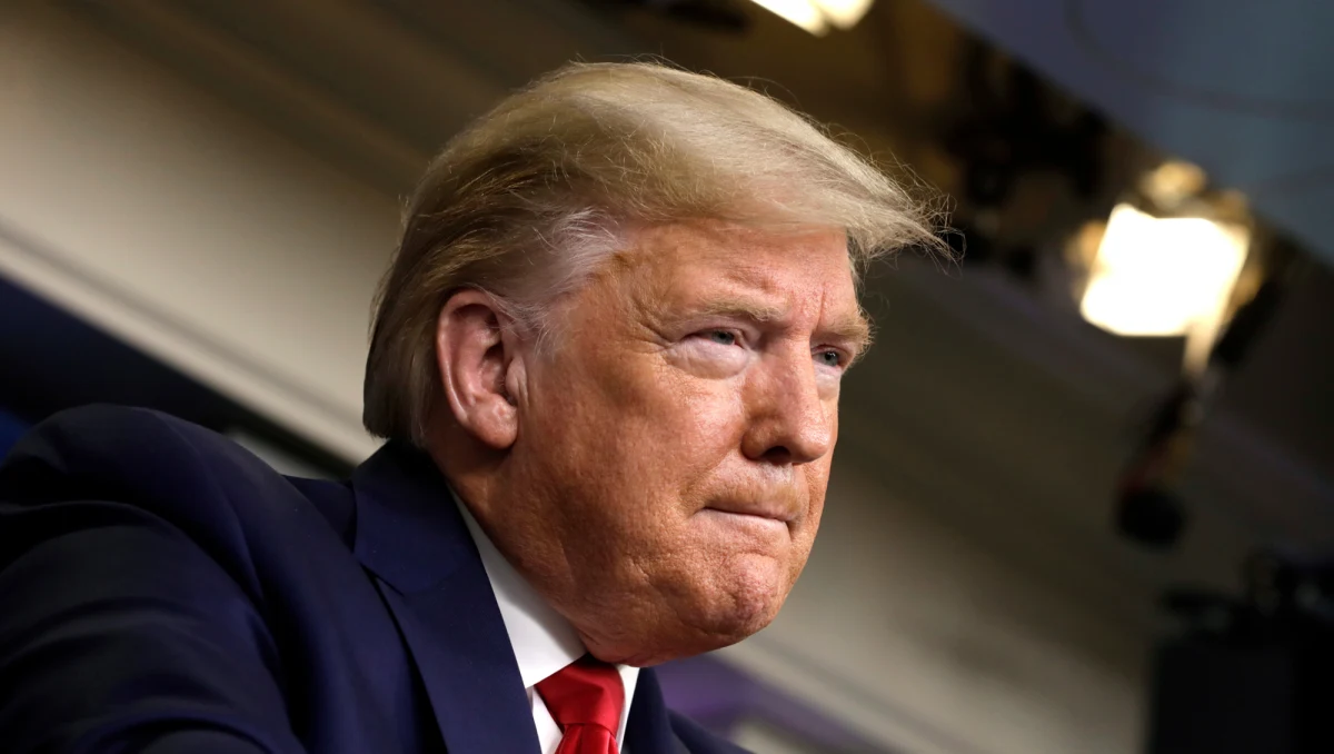 Prezydent USA Donald Trump wezwał w piątek koncerny samochodowe General Motors oraz Ford do jak najszybszej produkcji i dostarczenia respiratorów. Lokalne władze ostrzegają, iż z powodu epidemii koronawirusa wielu stanom grożą braki tych urządzeń medycznych.