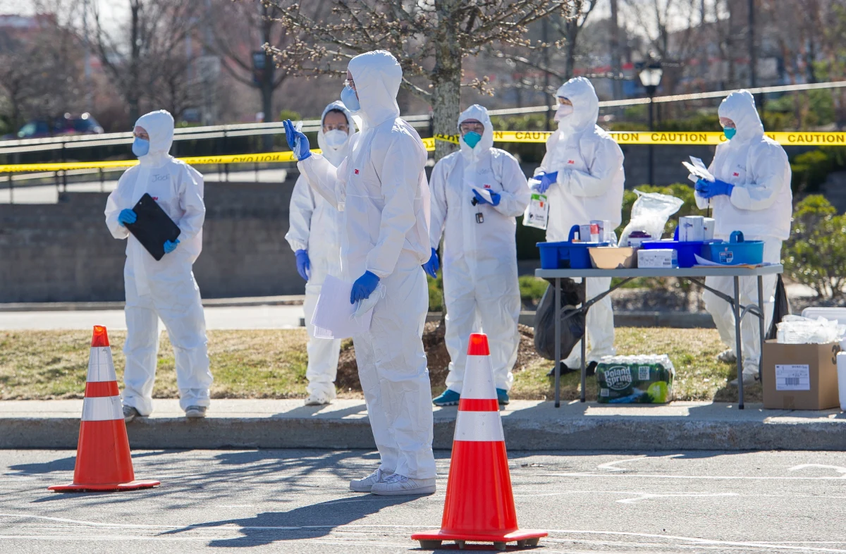 Na stan Nowy Jork przypada niemal połowa wszystkich przypadków Covid-19 w USA. Gęstość zaludnienia, masowo przeprowadzane testy, spóźniona reakcja władz miasta i stanu oraz wielu podróżujących przyczyniają się do wyjątkowo szybkiego rozwoju epidemii - podaje w piątek na swym portalu CNN.