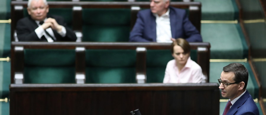Sejm uchwalił w sobotę ustawę wspierającą firmy w związku z epidemią koronawirusa. Ustawa m.in. zwalnia mikrofirmy i samozatrudnionych z płacenia ZUS przez 3 miesiące, przewiduje także wypłacanie świadczenia postojowego.