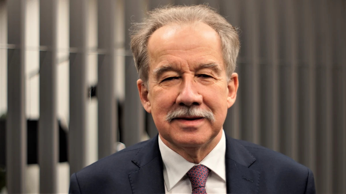 "Konstytucja jest jednoznaczna i wyklucza z trybu pilnego zarówno kodeksu, jak ustawy dotyczące na przykład wyboru prezydenta" - mówi RMF FM były sędzia Trybunału Konstytucyjnego i był szef Państwowej Komisji Wyborczej Wojciech Hermeliński odnosząc się do kwestii zmiany w Kodeksie wyborczym przegłosowanej dziś przez Sejm.