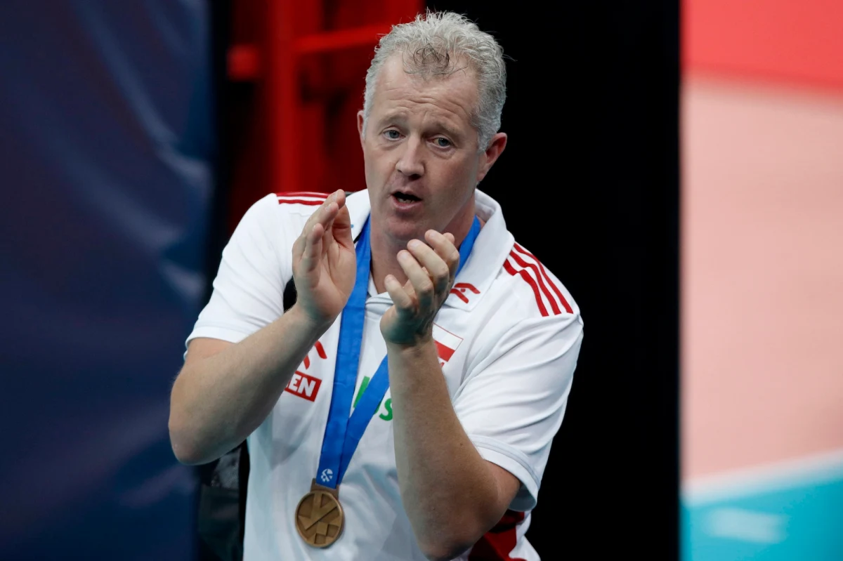 Nie ma imprezy docelowej, nie ma zatem przygotowań. Międzynarodowy Komitet Olimpijski przesunął igrzyska na przyszły rok. FVIB przesunęła Ligę Narodów na… czas po igrzyskach. Stało się to jednak przed komunikatem MKOl-u. Siatkarze wszystkich reprezentacji, w tym reprezentacji Polski nie wiedzą, co dalej z tegorocznym sezonem. A to właśnie do tego sezonu kontrakt z naszą drużyną ma Vital Heynen. Czy praca ze szkoleniowcem będzie kontynuowana i co dalej z biało-czerwoną drużyną, która miała chyba największe szanse na olimpijskie złoto od czasów Huberta Jerzego Wagnera? O tym wszystkim z prezesem PZPS-u Jackiem Kasprzykiem rozmawiał Paweł Pawłowski.