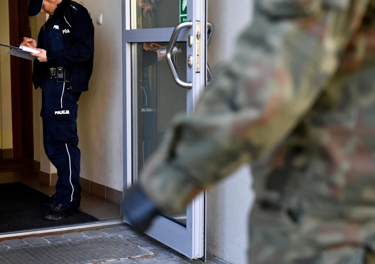 Potrzeba pobiegania, przewietrzenia się, skorzystania z bankomatu czy rozwieszenia prania na strychu - tak osoby przyłapane na łamaniu kwarantanny tłumaczą swoje zachowanie. Są i tacy, którzy naruszają zasady domowej izolacji, żeby przyjść... na policję.