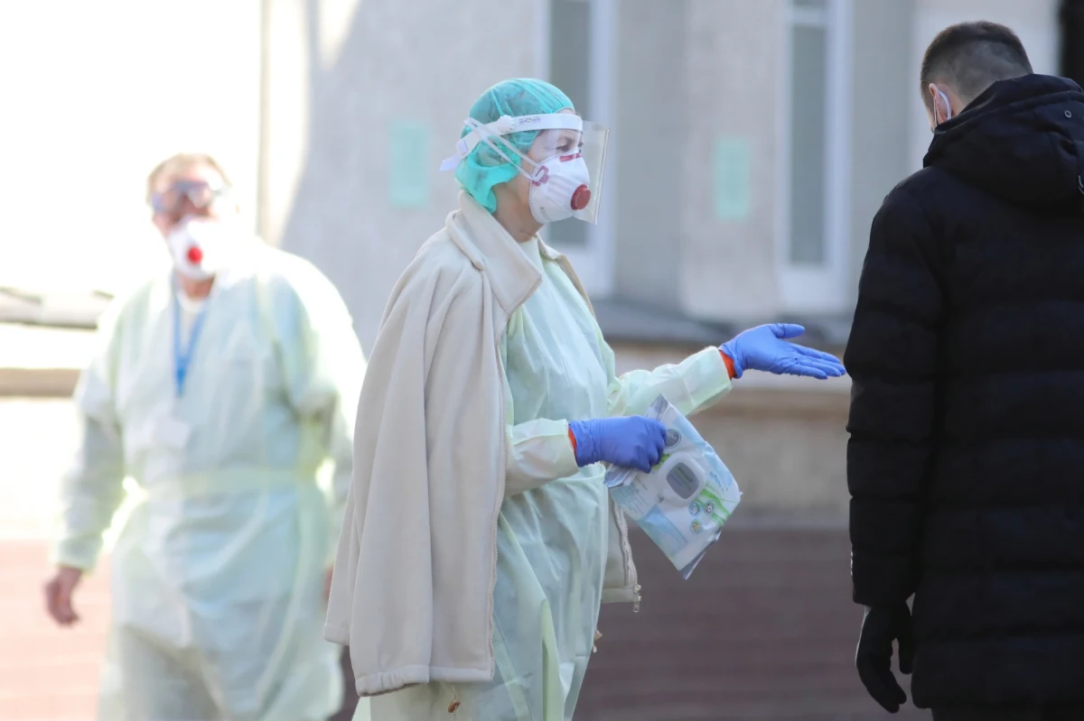 Maseczek, strojów ochronnych czy przyłbic medycznych będzie jeszcze brakować przez dłuższy czas. "Większość producentów tego sprzętu znajduje się w Chinach" - mówi RMF FM prezes Ogólnopolskiej Izby Gospodarczej Wyrobów Medycznych.