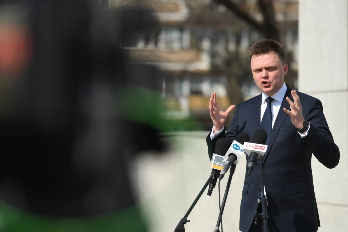 PiS w środku nocy pod osłoną pakietu antykryzysowego wprowadza nielegalne poprawki w prawie wyborczym, które mają na celu reelekcję Andrzeja Dudy – powiedział w sobotę niezależny kandydat na prezydenta Szymon Hołownia.