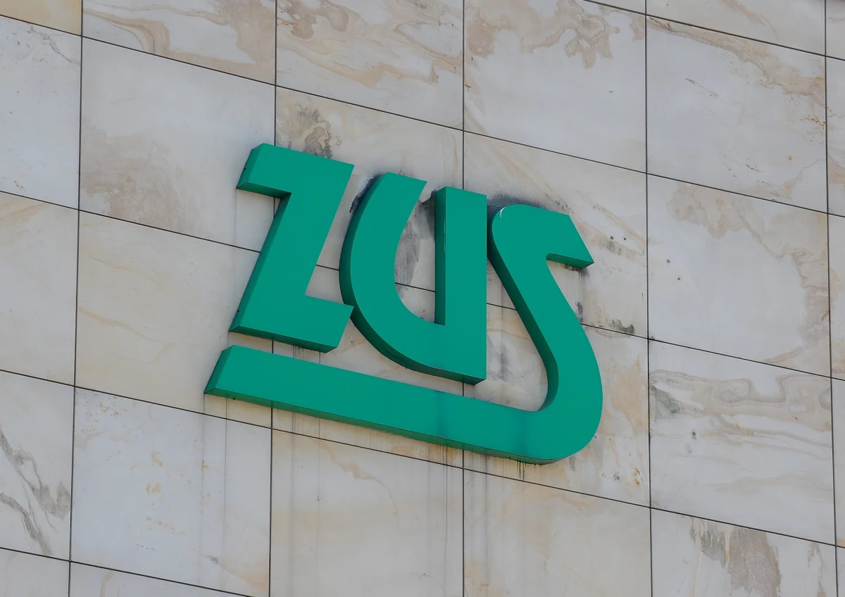 Setki tysięcy mikrofirm może przez trzy miesiące uniknąć płacenia składek ZUS na pracowników. To jedno z najważniejszych rozwiązań tzw. Tarczy antykryzysowej przyjętej dziś przez Sejm. Od razu należy podkreślić, że zwolnienie nie dokona się automatycznie i trzeba się o nie wnioskować. 