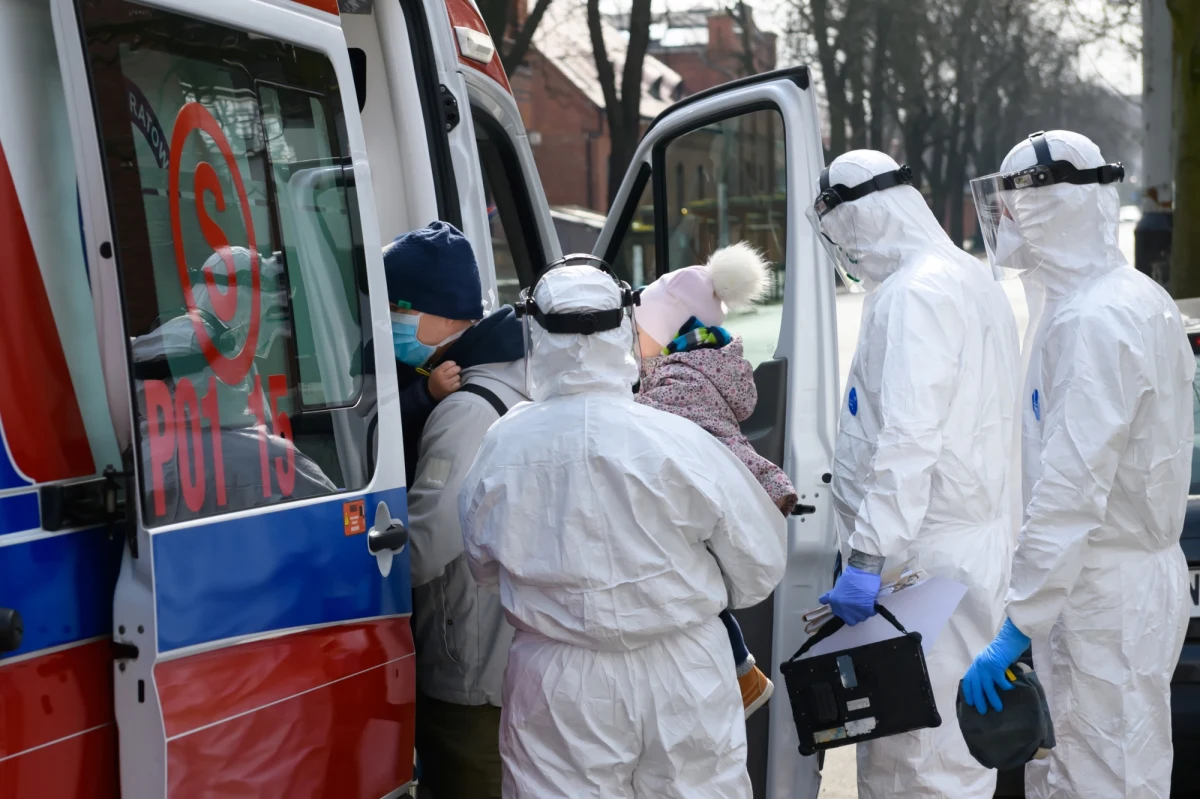 Resort zdrowia poinformował dzisiaj o śmierci dwóch kolejnych osób zakażonych koronawirusem. Toł 70-letni mężczyzna, który był hospitalizowany w szpitalu w Lublinie i 67-latek, który zmarł w szpitalu w Warszawie. Ministerstwo Zdrowia potwierdziło dzisiaj 249 nowych przypadków zakażenia koronawirusem. Wykonane dotychczas testy dały pozytywny wynik u 1638 osób. 18 osób zmarło.