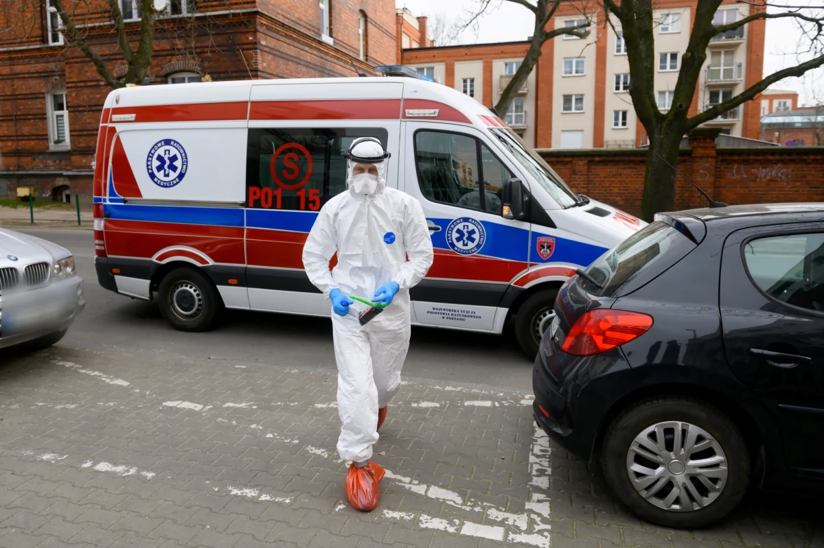 Ministerstwo Zdrowia poinformowało o 157 nowych przypadkach zakażenia koronawirusem w Polsce oraz o śmierci 18. osoby. Wcześniej resort podał informację o 45, a rano 47 nowych przypadkach zakażenia koronawirusem oraz o 17. ofierze śmiertelnej. Łącznie wykryto 1638 zakażeń wirusem w kraju. Z powodu koronawirusa zmarły dzisiaj dwie osoby. Łącznie w dniu dzisiejszym potwierdzono 249 nowych przypadków zakażenia koronawirusem.