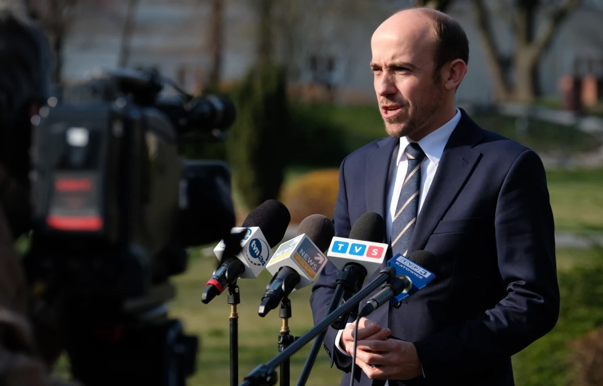 Lider PO Borys Budka poinformował, że w niedzielę dojdzie do rozmowy kandydatów na prezydenta. Odpowiadając na pytanie, czy Platforma dopuszcza możliwość wycofania kandydatury Małgorzaty Kidawy-Błońskiej, przyznał: wszystkie warianty wchodzą w grę.