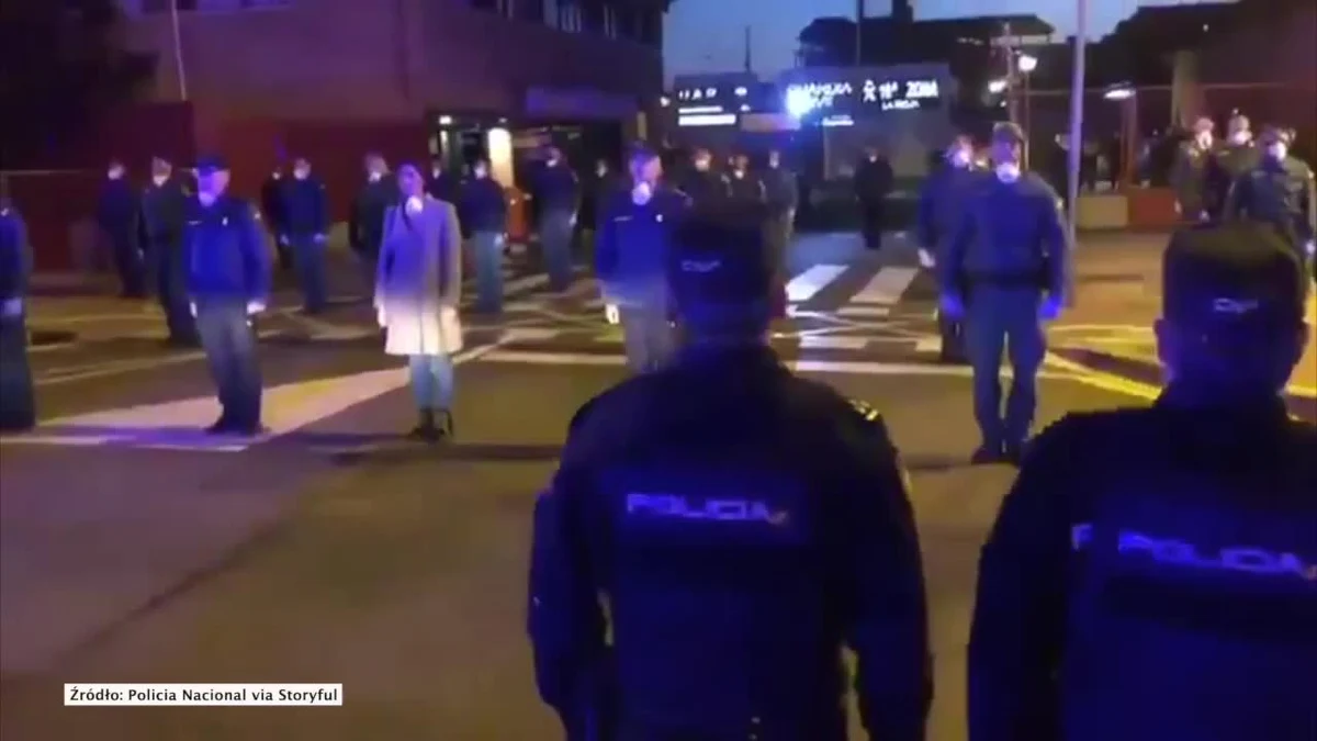 Logrono, Hiszpania. Hiszpańscy policjanci oddali hołd zmarłemu koledze, Jesusowi Gayoso, który zmarł na COVID-19, chorobę wywołaną koronawirusem SARS-SoC-2. Funkcjonariusze utworzyli na ulicach miasta Logrono w północnej Hiszpanii straż honorową, zaledwie kilka godzin po jego śmierci.