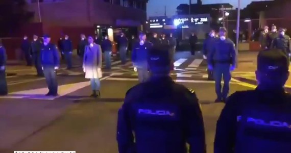 Logrono, Hiszpania. Hiszpańscy policjanci oddali hołd zmarłemu koledze, Jesusowi Gayoso, który zmarł na COVID-19, chorobę wywołaną koronawirusem SARS-SoC-2. Funkcjonariusze utworzyli na ulicach miasta Logrono w północnej Hiszpanii straż honorową, zaledwie kilka godzin po jego śmierci.