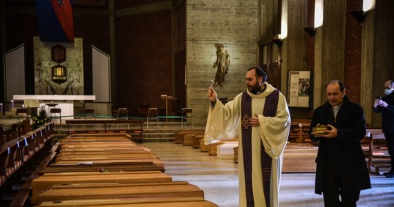 We Włoszech w czasach pandemii koronawirusa do kościoła można chodzić tylko przy okazji wyjścia do pracy lub na zakupy czy do apteki - takie zalecenie wydało MSW. Wyjaśniło, że chodzi o to, by maksymalnie ograniczyć przemieszczanie się.