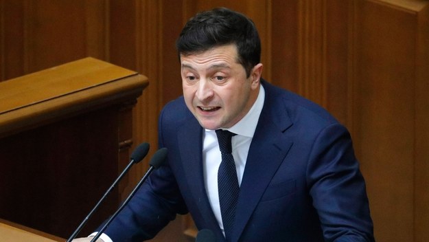 "Dziś faktycznie są trzy scenariusze rozwoju wydarzeń. Pierwszy - od 3 do 5 proc. zakażonych koronawirusem jednocześnie. Te cyfry są bardzo bolesne, ale taki scenariusz nie jest katastrofą" – oświadczył ukraiński prezydent Wołodymyr Zełenski. Dwie kolejne przedstawione przez niego wersje wydarzeń dotyczą 25 proc. i ponad 50 proc. chorych. "Drugiego i tym bardziej trzeciego scenariusza nasz system opieki zdrowotnej nie wytrzyma" - alarmował.
