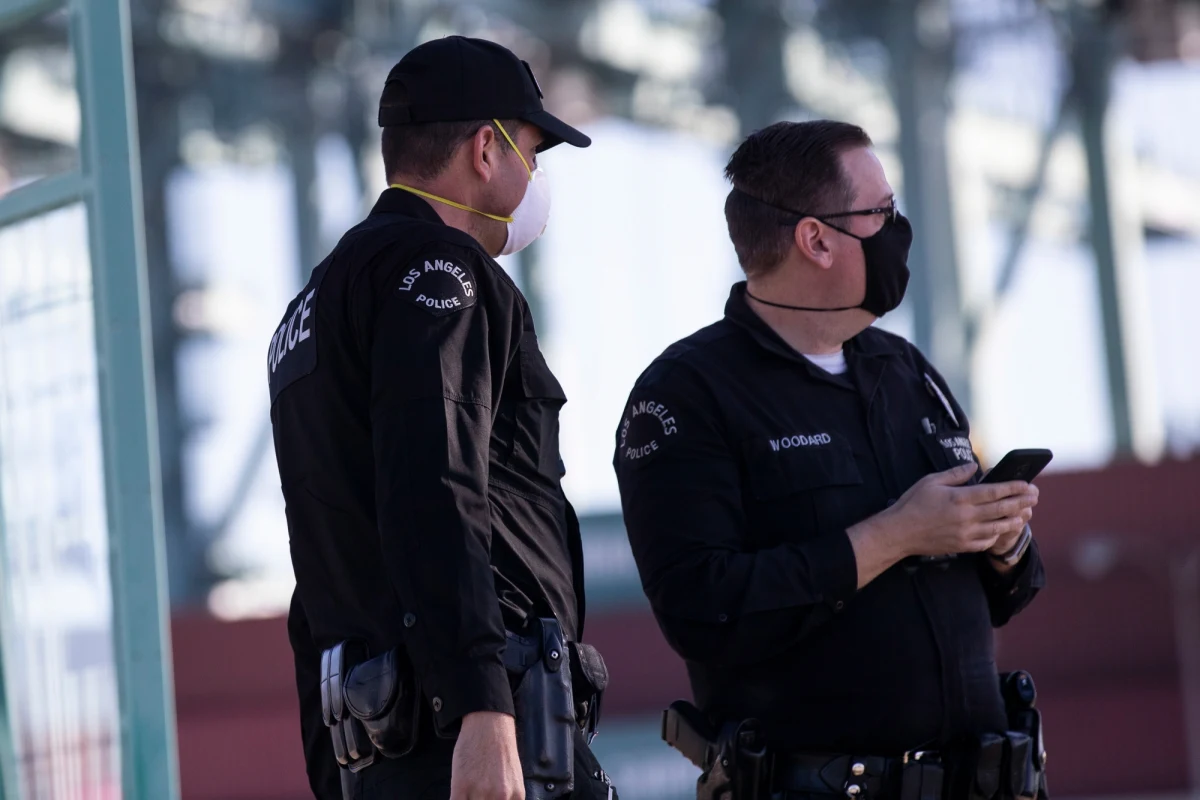 Do roku więzienia grozi mężczyźnie, który w amerykańskim Maryland zorganizował ognisko na 60 osób, łamiąc tym samym obowiązujący w związku z epidemią koronawirusa zakaz zgromadzeń powyżej 10 osób. Ognisko zostało rozwiązane przez służby, jego organizator - aresztowany.