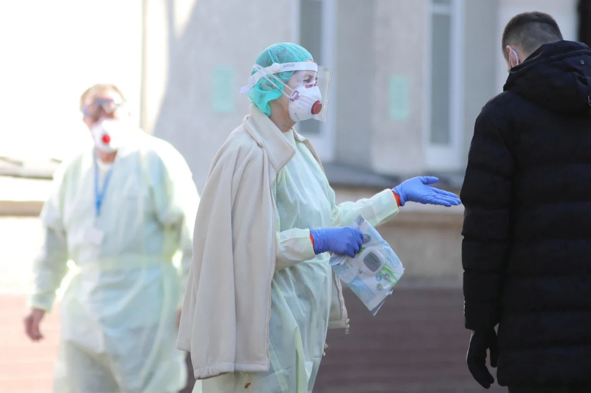 W poniedziałek rano Ministerstwo Zdrowia poinformowało o czterech zgonach z powodu Covid-19. To dwóch pacjentów, którzy zmarli w szpitalu w Łańcucie – 80-letni mężczyzna i 32-letnia kobieta, 83-letnia mieszkanka Zabrza i 71-letni mężczyzna ze szpitala w Poznaniu.