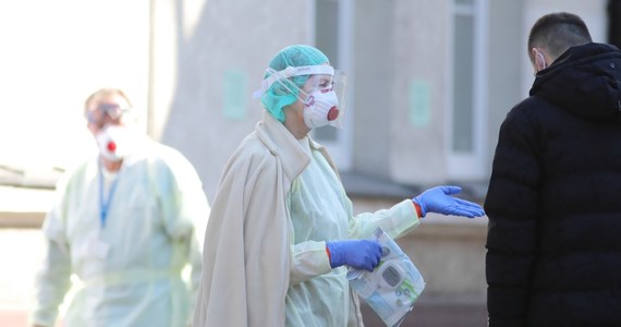 W poniedziałek rano Ministerstwo Zdrowia poinformowało o czterech zgonach z powodu Covid-19. To dwóch pacjentów, którzy zmarli w szpitalu w Łańcucie – 80-letni mężczyzna i 32-letnia kobieta, 83-letnia mieszkanka Zabrza i 71-letni mężczyzna ze szpitala w Poznaniu.