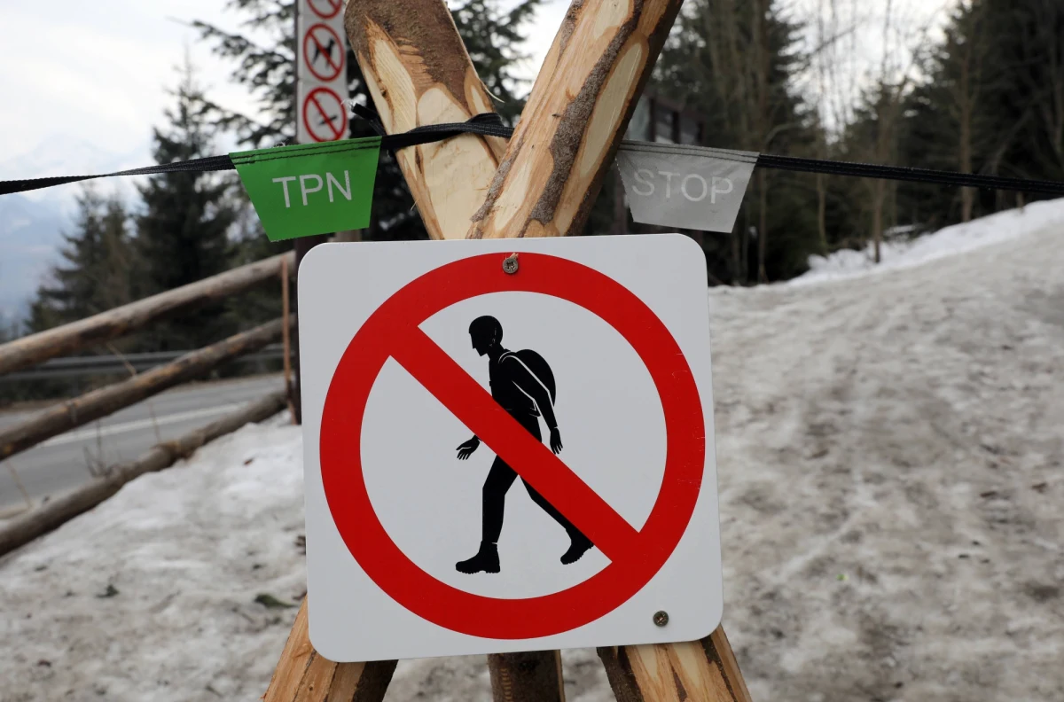 Słowaccy ratownicy górscy w poniedziałek rano odnaleźli ciało 26-latka, który spadł w przepaść wspinając się na Rumanowy Szczyt – poinformowali ratownicy na swojej stronie internetowej. Słowak, który sam był ratownikiem Horskiej Zachrannej Służby, w niedzielę samotnie wyruszył na wspinaczkę.