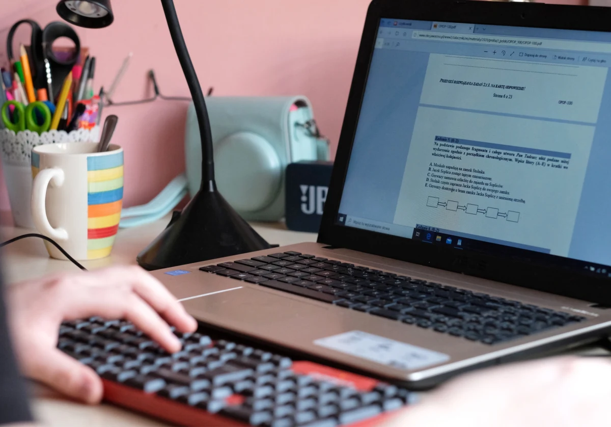 Szef oświatowej Solidarności uważa, że z powodu epidemii koronawirusa należałoby zrezygnować z egzaminu ósmoklasisty. "Można zrezygnować z tego egzaminu i zrobić konkurs świadectw” - mówi RMF FM Ryszard Proksa. Egzamin powinien odbyć się 21 kwietnia. Od dwóch tygodni wszystkie szkoły mają zawieszone zajęcia, a nauka odbywa się zdalnie.