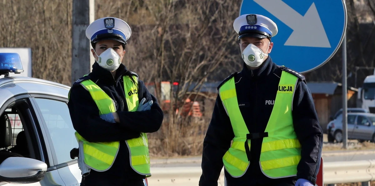 Sosnowieccy policjanci obezwładnili i zatrzymali mężczyznę, który w jednym z dyskontów wszczął awanturę. Krzyczał, że jest zakażony koronawirusem i "demonstracyjnie kaszlał". Wcześniej wspólnie z towarzyszącą mu kobietą ukradli drobne towary. 