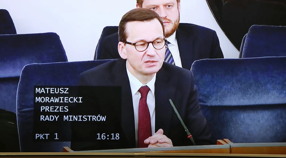 50 mld zł, które otrzymaliśmy w wyniku refinansowania budżetu, wystarczy na 6-7 tygodni - powiedział w Senacie premier Mateusz Morawiecki. Jak mówił, "takie są potrzeby wypłaty emerytur, chorobowego, wynagrodzeń dla nauczycieli, dla służby zdrowia".