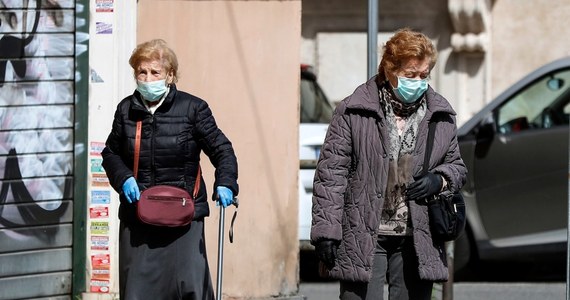 812 osób zakażonych koronawirusem zmarło w ciągu minionej doby we Włoszech - podała w poniedziałek Obrona Cywilna. Tym samym zanotowano wzrost łącznej liczby zgonów do 11591. Potwierdzono dotąd ponad 101 tysięcy zakażeń. Padł też dzienny rekord wyleczonych.