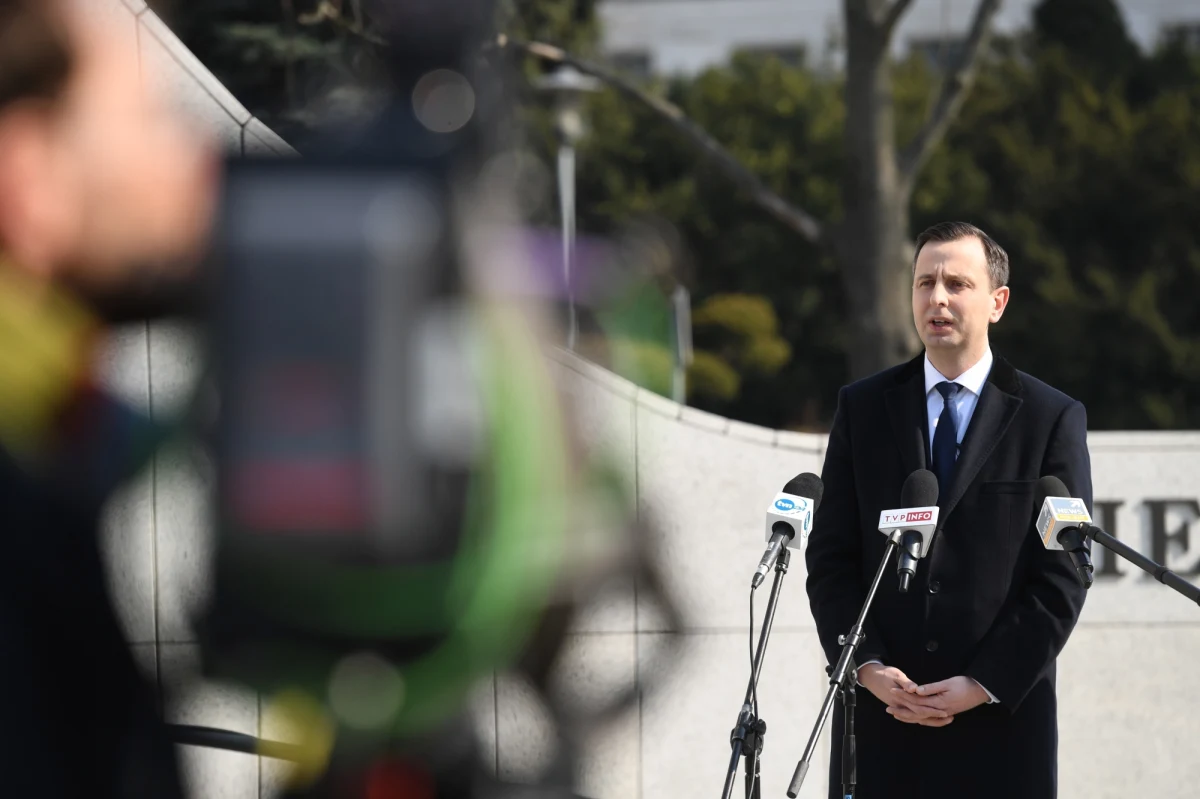 Nie trzeba składać deklaracji o zawieszaniu kampanii; jej po prostu nie ma – oświadczył kandydat PSL na prezydenta Władysław Kosiniak-Kamysz. Jeżeli ktoś po tygodniach epidemii mówi, że zawiesza kampanię, to co robił przez ten czas – dodał, pytany o decyzję Małgorzaty Kidawy-Błońskiej (KO).