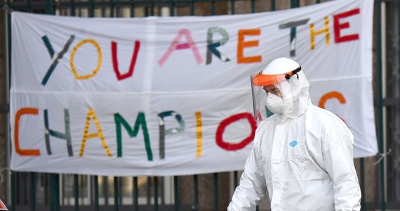 ​Blokady i rygorystyczne środki stosowane we Włoszech przez ostatnie dwa tygodnie powinny wkrótce doprowadzić do stabilizacji epidemii koronawirusa, ale konieczna będzie czujna obserwacja - powiedział ekspert Światowej Organizacji Zdrowia (WHO), Mike Ryan.