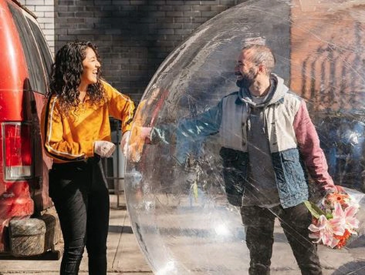 Miłość rozkwita w Nowym Jorku, mimo kwarantanny. W każdym razie między Jeremy’m Cohenem a Tori Cignarellą. Zaczęło się od tego, że Jeremy zobaczył tańczącą na dachu budynki Tori. Przy pomocy drona wysłał jej swój numer telefonu. "Poczułem niesamowitą więź" – powiedział w rozmowie z magazynem "Time".