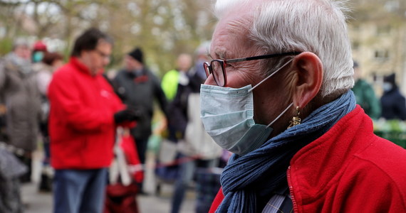 Austria zaostrza walkę z epidemią koronawirusa. Od środy wejdzie w życie obowiązek noszenia masek w trakcie robienia zakupów w supermarketach. Mają być dostępne przy wejściach do marketów. W Austrii jest 9125 zakażonych koronawirusem. W wyniku choroby zmarło dotychczas 108 osób.