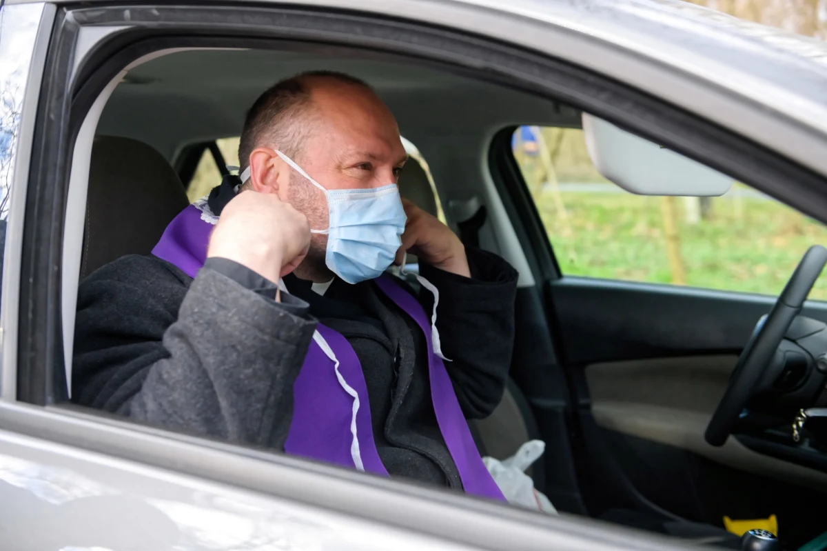 Ks. Adam Pawłowski, proboszcz parafii pw. św. Marcelina w Rogalinie w Wielkopolsce znalazł nietypowy sposób na spowiedź wielkanocną. Od poniedziałku spowiada parafian... ze swojego samochodu. 