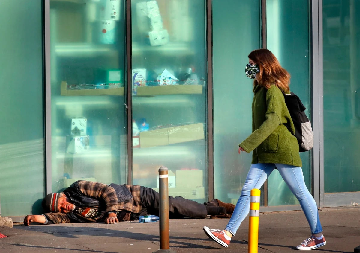 Rząd Kanady stara się zapobiegać rozwojowi COVID-19 wśród bezdomnych i przekazuje pieniądze na mieszkania i schroniska. Pracownicy organizacji charytatywnych otrzymają dodatki do pensji - zapowiedział w poniedziałek premier Justin Trudeau.