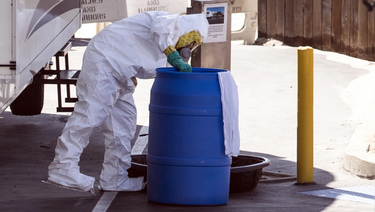 Łącznie w USA zmarło 3002 chorych na Covid-19 - wynika z danych dziennika "New York Times". To liczba większa niż ofiar śmiertelnych zamachów terrorystycznych z 11 września 2001 roku, w których zginęło niecałe 3 tys. osób.