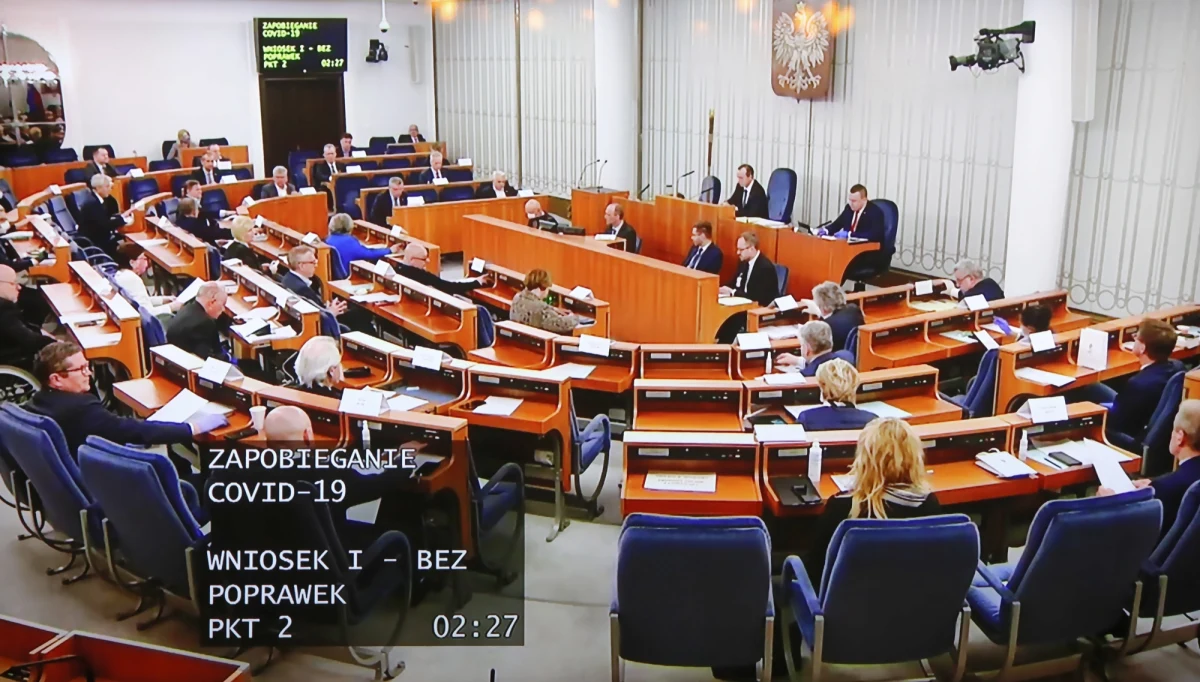 Senatorowie przyjęli poprawki do ustaw tworzących tzw. "tarczę antykryzysową". Wśród najważniejszych korekt projektu specustawy dot. walki z gospodarczymi skutkami epidemii koronawirusa jest wykreślenie zmian w Kodeksie wyborczym i tych dotyczących Rady Dialogu Społecznego. Posiedzenie Sejmu, w czasie którego posłowie zajmą się senackimi poprawkami, rozpocznie się dzisiaj o 13:00.