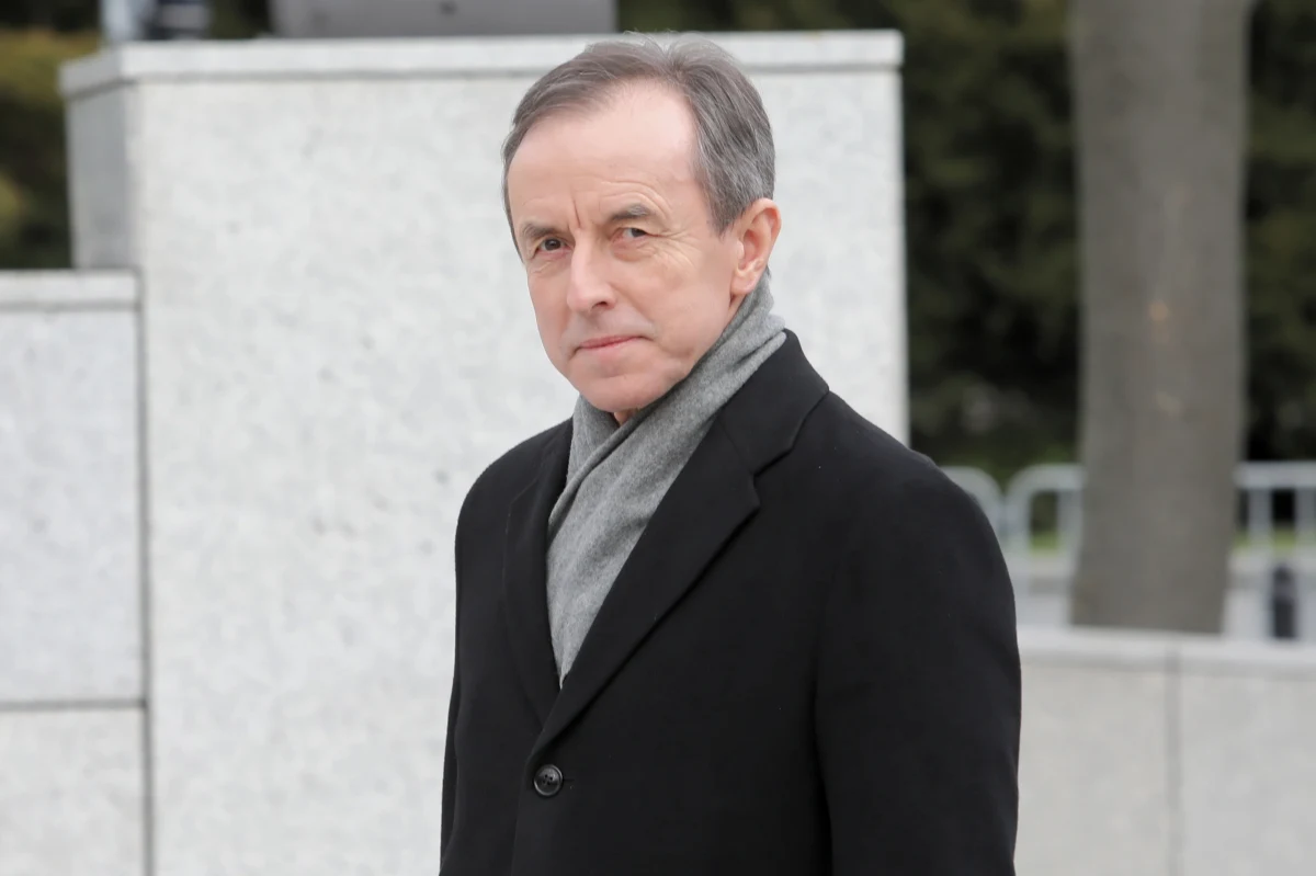 Senat usunął z pakietu ustaw tworzących tzw. tarczę antykryzysową wszystko to, co nie wiąże się bezpośrednio z walką z epidemią - powiedział dziennikarzom po posiedzeniu Senatu marszałek Tomasz Grodzki. Senator PiS Marek Pęk zaznaczył, że jego ugrupowanie podtrzymuje stanowisko w sprawie Kodeksu wyborczego.