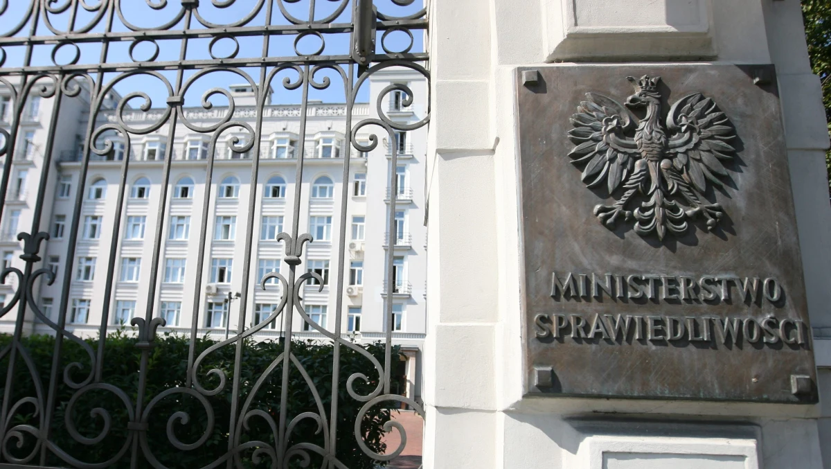 W wyniku zakażenia koronawirusem zmarł pracownik Ministerstwa Sprawiedliwości - donosi portal wpolityce.pl, powołując się na informacje przekazane przez rzeczniczkę resortu. Jak czytamy, mężczyzna pracował w resorcie jako kierowca, ale od blisko miesiąca nie miał kontaktu z innymi zatrudnionymi w ministerstwie.