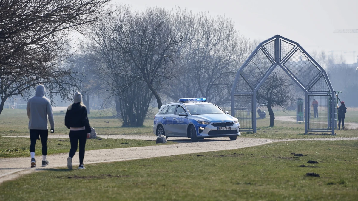 Znaczące ograniczenie liczby osób, które będą mogły przebywać w sklepach, i możliwość wyjścia z domu tylko pojedynczo - to niektóre z nowych obostrzeń, jakie w ramach walki z epidemią koronawirusa ogłosi dzisiaj premier Mateusz Morawiecki. Do szczegółów zmian dotarł dziennikarz RMF FM Patryk Michalski.