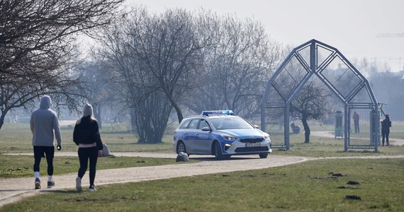 Znaczące ograniczenie liczby osób, które będą mogły przebywać w sklepach, i możliwość wyjścia z domu tylko pojedynczo - to niektóre z nowych obostrzeń, jakie w ramach walki z epidemią koronawirusa ogłosi dzisiaj premier Mateusz Morawiecki. Do szczegółów zmian dotarł dziennikarz RMF FM Patryk Michalski.