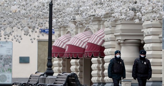 Władze Moskwy będą kontrolować przestrzeganie przez mieszkańców nakazu samoizolacji za pomocą systemu rozpoznawania twarzy. Zostanie on zainstalowany w 175 tysiącach kamer monitoringu miejskiego - informuje dziennik "Kommiersant".