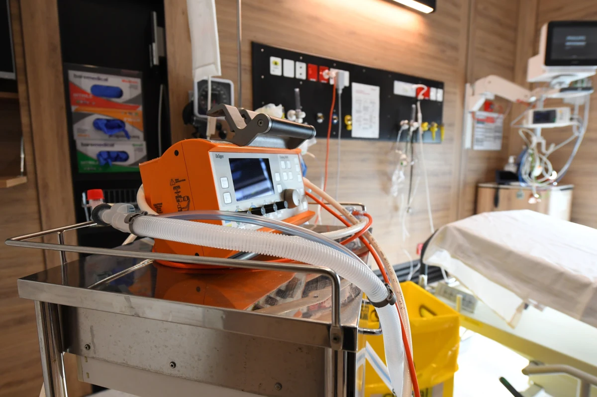 Kwarantanną objęto 12 osób personelu medycznego oddziału intensywnej opieki medycznej w Szpitalu Powiatowym w Ostrowcu Świętokrzyskim. Ich objawy mogły wskazywać na zarażenie koronawirusem, a mogły one mieć kontakt z czterema pacjentami zmarłymi na tamtejszym OIOMI-e.