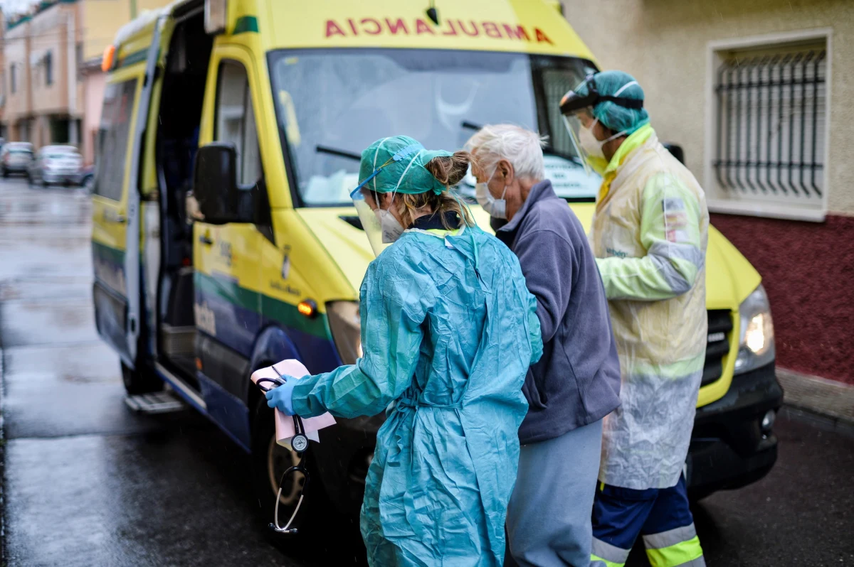 Działania ograniczające rozwój epidemii koronawirusa podjęte w 11 krajach Europy mogły do dziś uratować życie nawet 59 tysięcy osób - wynika z symulacji wykonanej przez naukowców Imperial College London. Na liście nie ma Polski. Uwzględniono państwa na późniejszym etapie rozwoju epidemii. Dla naszego kraju może to być jednak sygnał potwierdzający, że zamykanie szkół i uczelni, odwoływanie imprez masowych i nakaz pozostawania w domu mają sens i przynoszą istotne skutki, obniżając tempo rozprzestrzeniania się wirusa. Zdaniem autorów symulacji, zakazy i nakazy są tu najskuteczniejsze i to one, po dwóch trzech tygodniach przynoszą zauważalne osłabienie uderzenia epidemii. Kluczowe znaczenie ma utrzymanie dyscypliny w kolejnych tygodniach.