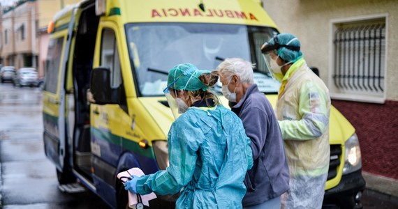 Działania ograniczające rozwój epidemii koronawirusa podjęte w 11 krajach Europy mogły do dziś uratować życie nawet 59 tysięcy osób - wynika z symulacji wykonanej przez naukowców Imperial College London. Na liście nie ma Polski. Uwzględniono państwa na późniejszym etapie rozwoju epidemii. Dla naszego kraju może to być jednak sygnał potwierdzający, że zamykanie szkół i uczelni, odwoływanie imprez masowych i nakaz pozostawania w domu mają sens i przynoszą istotne skutki, obniżając tempo rozprzestrzeniania się wirusa. Zdaniem autorów symulacji, zakazy i nakazy są tu najskuteczniejsze i to one, po dwóch trzech tygodniach przynoszą zauważalne osłabienie uderzenia epidemii. Kluczowe znaczenie ma utrzymanie dyscypliny w kolejnych tygodniach.