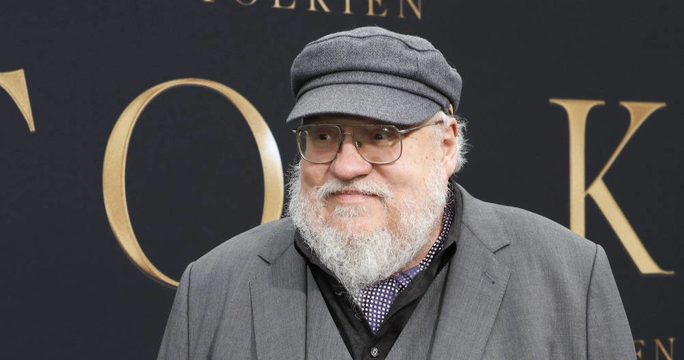 George R.R. Martin, autor „Pieśni lodu i ognia”, na podstawie której powstał serial „Gra o tron”, podzielił się na swoim blogu zdjęciem z niewyemitowanego pilota serialu HBO. A we wpisie pod tą fotografią opisał kulisy powstawania pierwszego odcinka kultowej dziś produkcji, który nigdy nie ujrzał światła dziennego w pierwotnej postaci.