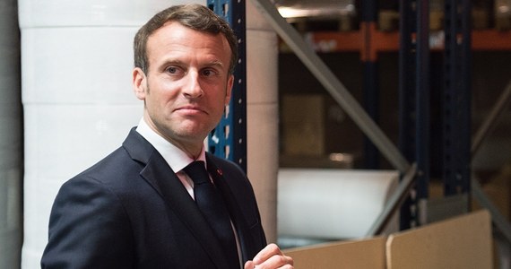 Prezydent Emmanuel Macron zapewnił, że Francja będzie "do końca roku w pełni i całkowicie niezależna", jeśli chodzi o produkcję masek ochronnych zabezpieczających przez koronawirusem.